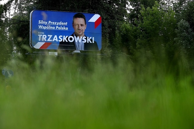 Baner wyborczy kandydata na prezydenta RP Rafała Trzaskowskiego. Fot. PAP/Łukasz Gągulski