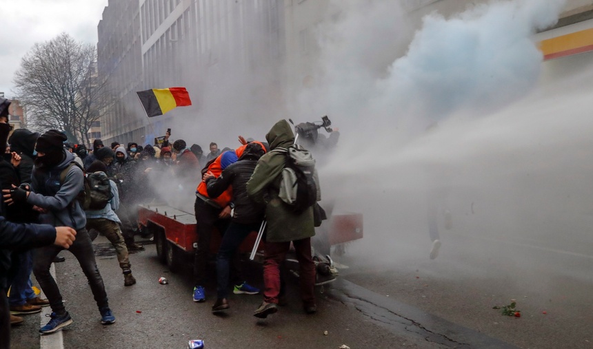 Protesty w Belgii zamieniają się w regularną bijatykę z policją. Fot. PAP/EPA