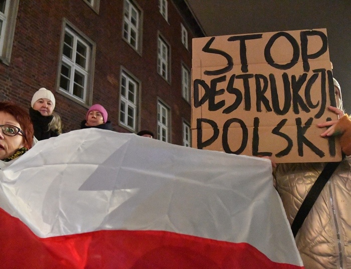 Co teraz czują Polacy? CBOS: Przeważają złe nastroje