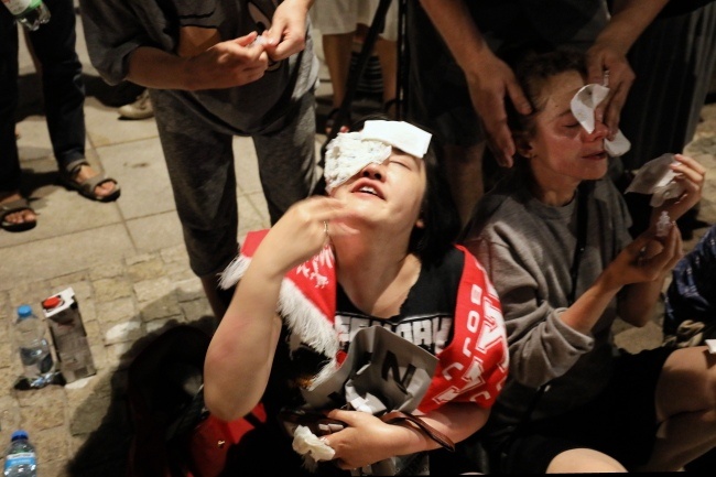 Ofiary gazu łzawiącego na demonstracji, fot. PAP/Paweł Supernak