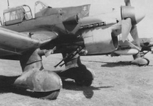 Junkers Ju 87 R "Stuka". Widoczne dwie "Trąby Jerychońskie" umieszczone na osłonach podwozia - widać wiatraczki napędzające. Pod kadłubem - wyrzutnik bombowy. Zdjęcie:https://www.worldwarphotos.info/gallery/germany/aircrafts-2/junkers-ju87-stuka/