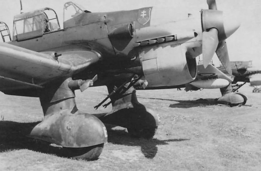 Junkers Ju 87 R "Stuka". Widoczne dwie "Trąby Jerychońskie" umieszczone na osłonach podwozia - widać wiatraczki napędzające. Pod kadłubem - wyrzutnik bombowy. Zdjęcie:https://www.worldwarphotos.info/gallery/germany/aircrafts-2/junkers-ju87-stuka/