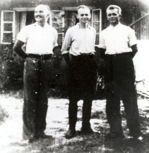 Jan Redzej, Witold Pilecki, Edward Ciesielski przed willą Koryznówka w Nowym Wiśniczu po ucieczce z Auschwitz. Wiosna 1943 r.