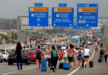 Zablokowana droga na lotnisko w Barcelonie. Fot. PAP/EPA/Toni Albir