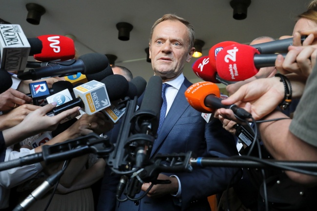 Donald Tusk po przesłuchaniu przez komisję ds. VAT. Fot. PAP/Paweł Supernak