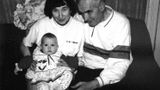 Jan i Teresa Kozłowscy z pierwszą wnuczką Seleną AD 1995