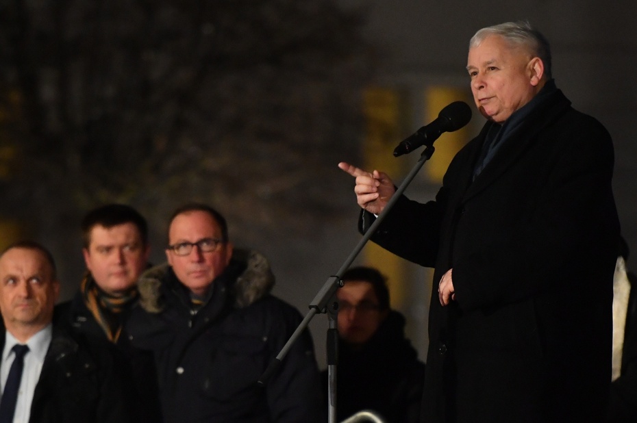 Prezes PiS Jarosław Kaczyński przemawia przed Pałacem Prezydenckim w Warszawie, fot. PAP/Bartłomiej Zborowski