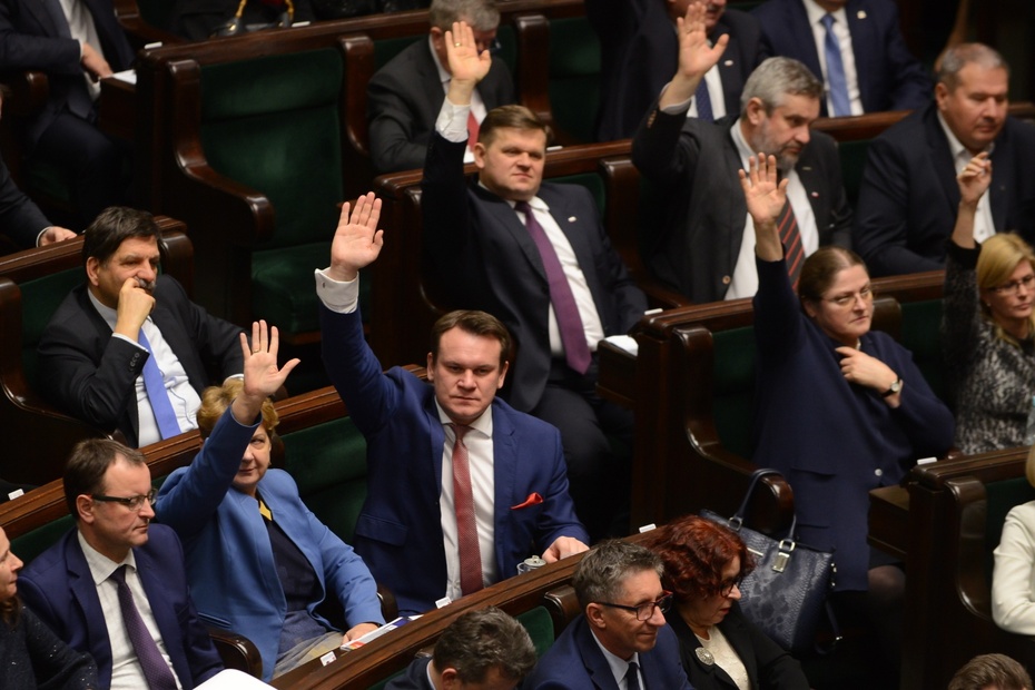 Posłowie głosują poprawki do kodeksu wyborczego, fot. PAP/Jakub Kamiński