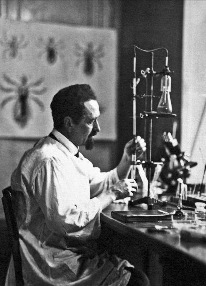 Profesor Rudolf Weigl- wynalazca pierwszej w świecie skutecznej szczepionki przeciw tyfusowi plamistemu, prekursor zastosowania owadów, głównie wszy odzieżowej jako zwierzęcia laboratoryjnego do hodowli zarazka tyfusu. ( Wikipedia)