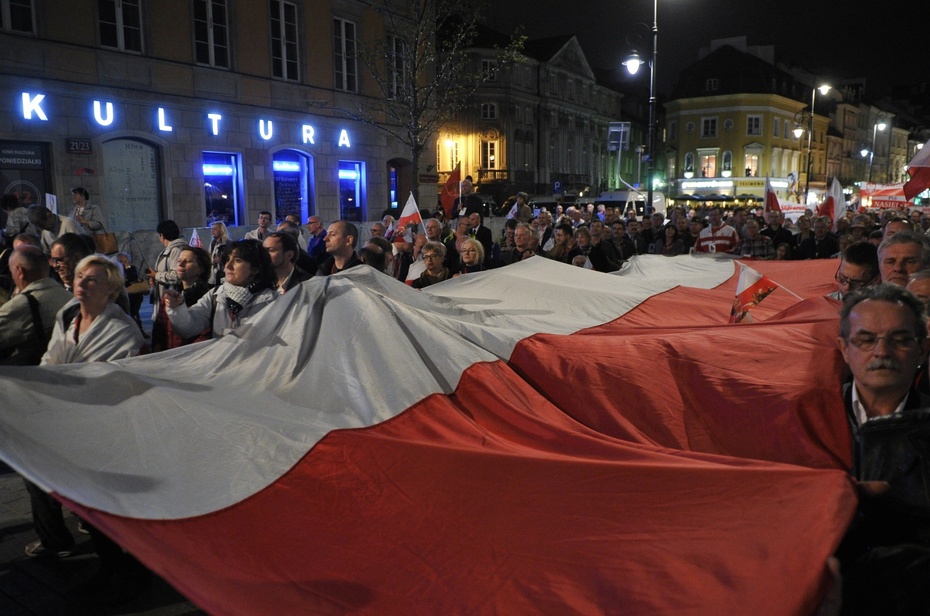 Obchody 8. rocznicy katastrofy smoleńskiej - uczestnicy Marszu Pamięci, fot. PAP/Marcin Obara