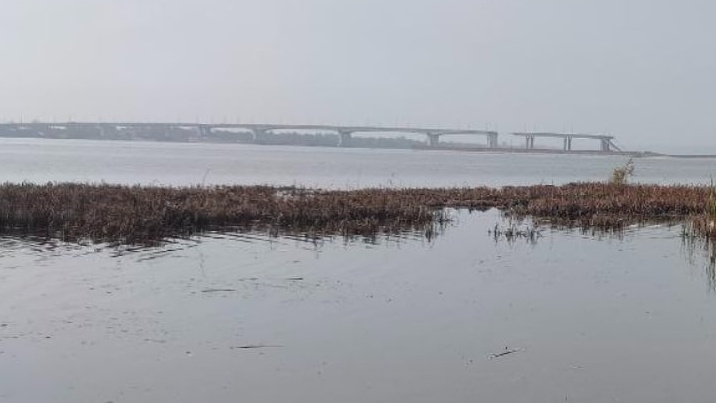 Rosjanie podczas odwrotu na lewy brzeg Dniepru wysadzili most Antonowski w pobliżu Chersonia. (fot. Twitter)
