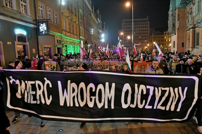 Marsz środowisk narodowościowych zorganizowany we Wrocławfot. PAP/Maciej Kulczyńskiiu,