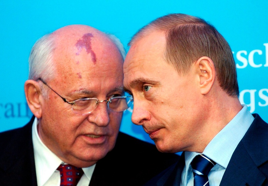 W ostatnich latach życia Michaił Gorbaczow coraz bardziej jednoznacznie popierał Władimira Putina. Fot. PAP/EPA/CARSTEN REHDER