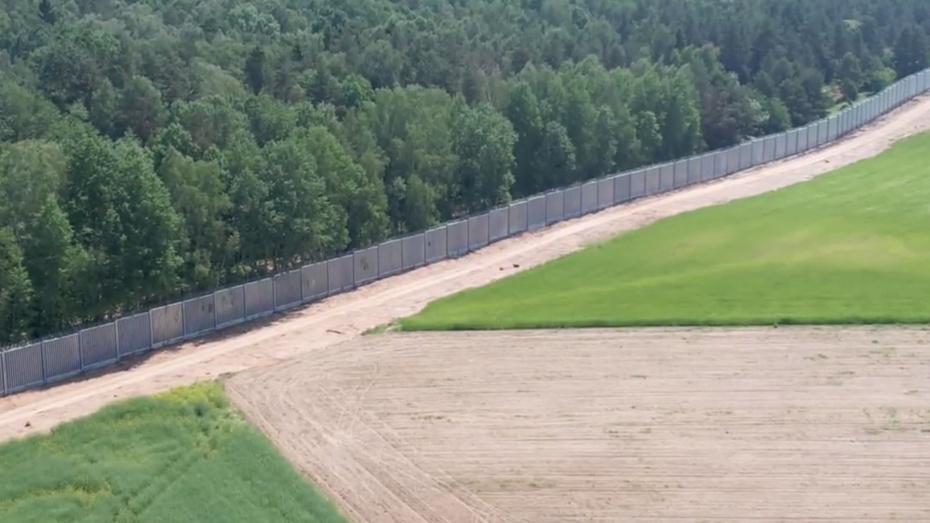 Straż Graniczna poinformowała o ukończeniu pierwszych odcinków budowy zapory na polsko-białoruskiej granicy. (fot. Twitter/Straż Graniczna)