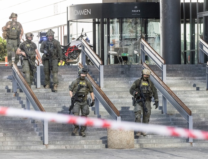 Zamachowiec z Danii zatrzymany. Wcześniej pozował do zdjęć z karabinem