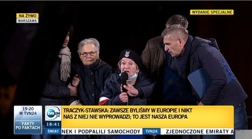 Wanda Traczyk-Stawska gościem manifestacji opozycji na placu Zamkowym. Fot. Twitter/Kinga Mierzyńska