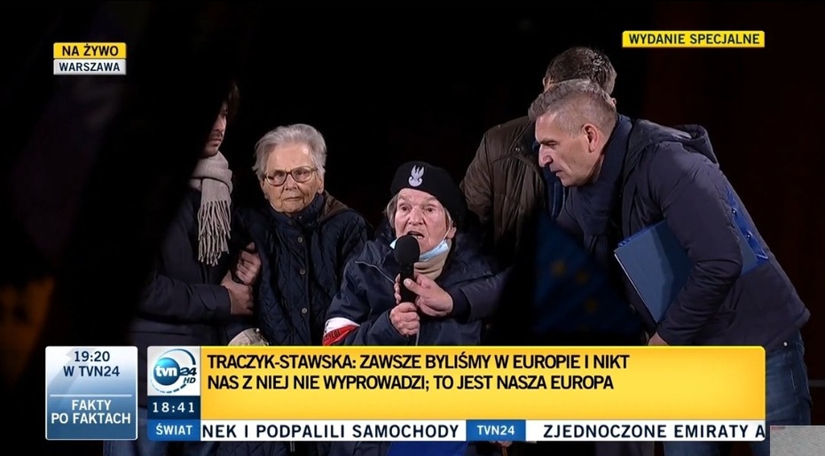 Wanda Traczyk-Stawska gościem manifestacji opozycji na placu Zamkowym. Fot. Twitter/Kinga Mierzyńska