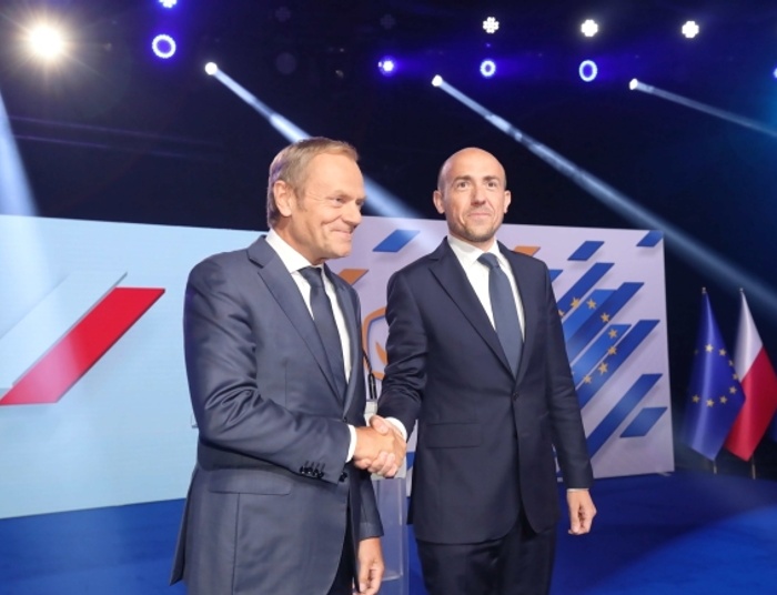 Tusk fetowany brawami. Budka oddał mu stery władzy w PO