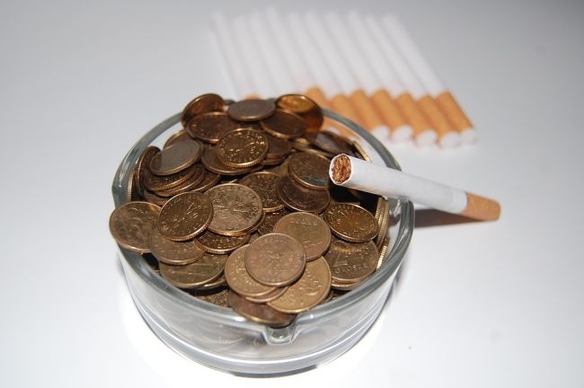 Średnia cena papierosów w Polsce wynosi obecnie 14 zł za paczkę.