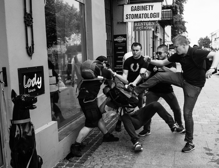 Młodzież Wszechpolska pobiła się ze zwolennikami KOD w Radomiu. PO wini ministra