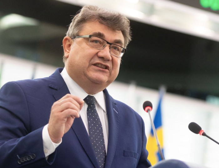 Europoseł z PiS wyżywał się na partnerce. Partia Kaczyńskiego zdecydowała o jego losach