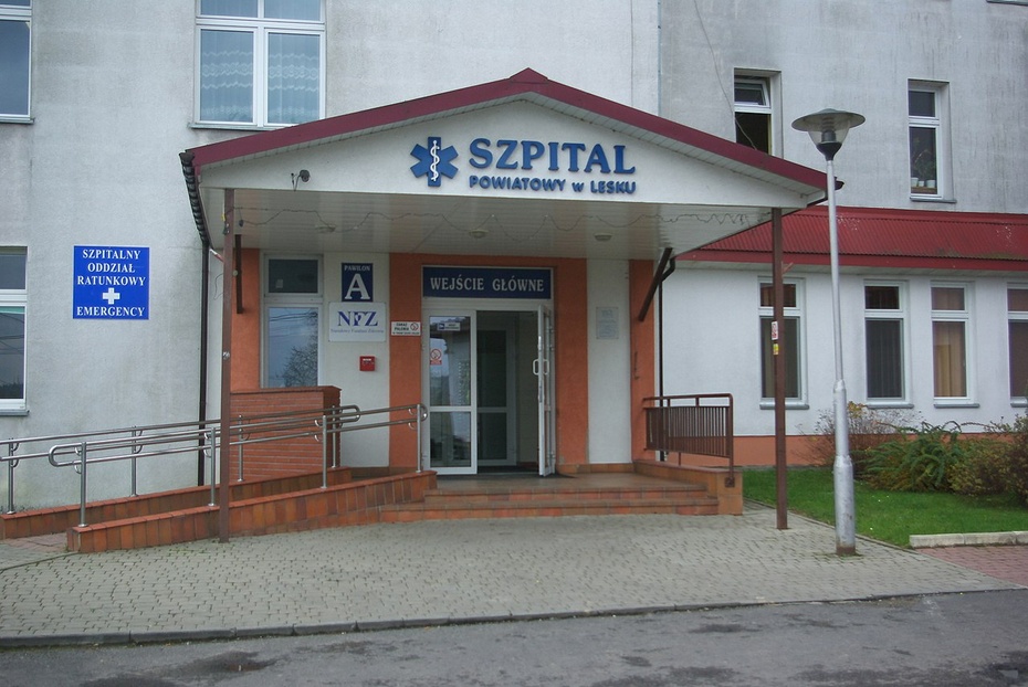 Jedynemu szpitalowi na terenie powiatu leskiego grozi zamknięcie, fot. Wikipedia