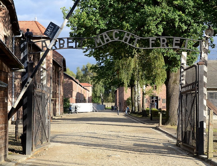 Szokujący happening w Auschwitz. Rozebrali się do naga przed bramą obozu