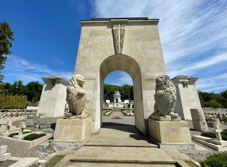 W piątek na Cmentarzu Orląt Lwowskich odsłonięto posągi lwów, strzegących wejścia do symbolicznej dla Polaków nekropolii. Źródło: Twitter/@michaldworczyk