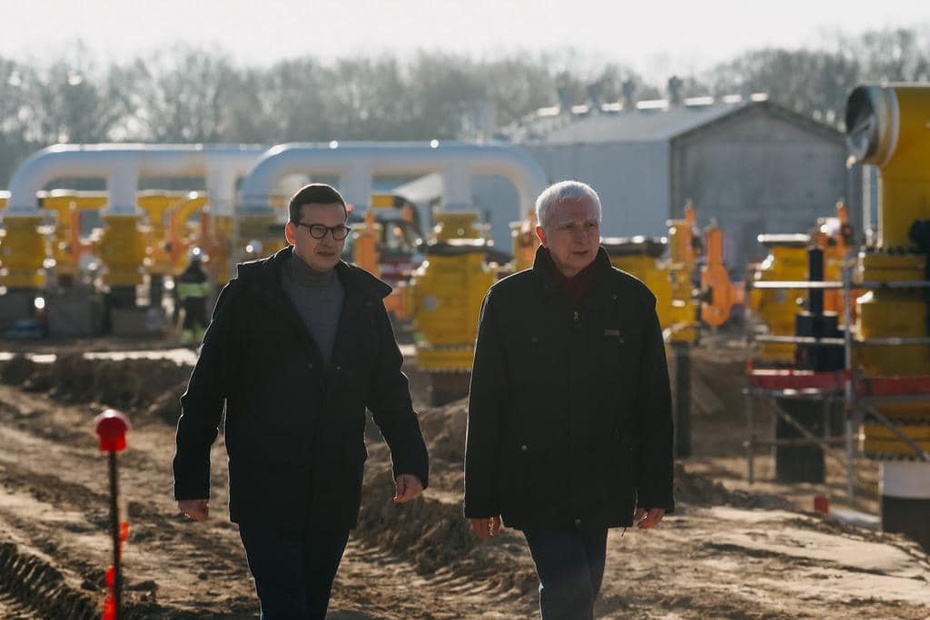 Premier Mateusz Morawiecki podczas wizyty na budowie tłoczni gazu z gazociągu Baltic Pipe w Goleniowie (źródło: Facebook / Mateusz Morawiecki)