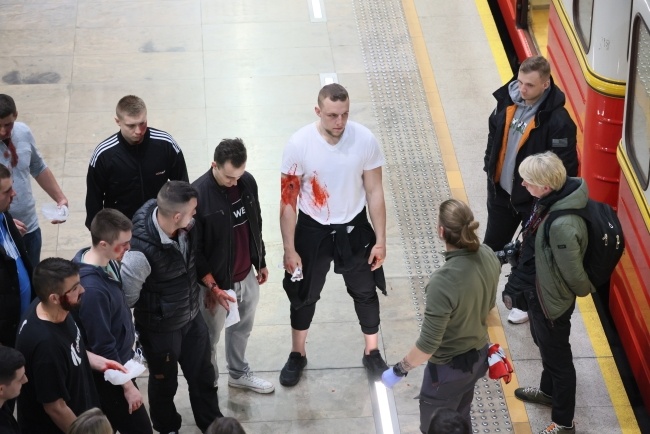 Przygotowania do ćwiczeń "Wolf-Ram-23" z zakresu reagowania na zagrożenia terrorystyczne na stacji metra Stadion Narodowy w Warszawie, fot. PAP/Leszek Szymański