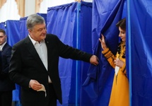Petro Poroszenko podczas wyborów, fot. PAP/EPA/ZELENSKY PRESS SERVICE / HANDOUT