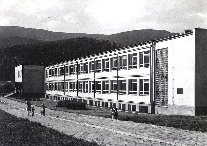 Szkoła Tysiąclecia w Węgierskiej Górce, 1973. Autor nieznany.