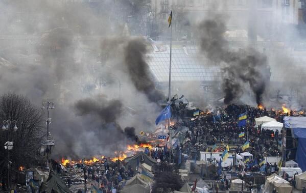 Mikekomar ‏@mikekomar

@ukrpravda_news Одна з передових барикад #євромайдан на Майдані Незалежності, Київ, ранок 19.02 via Reut