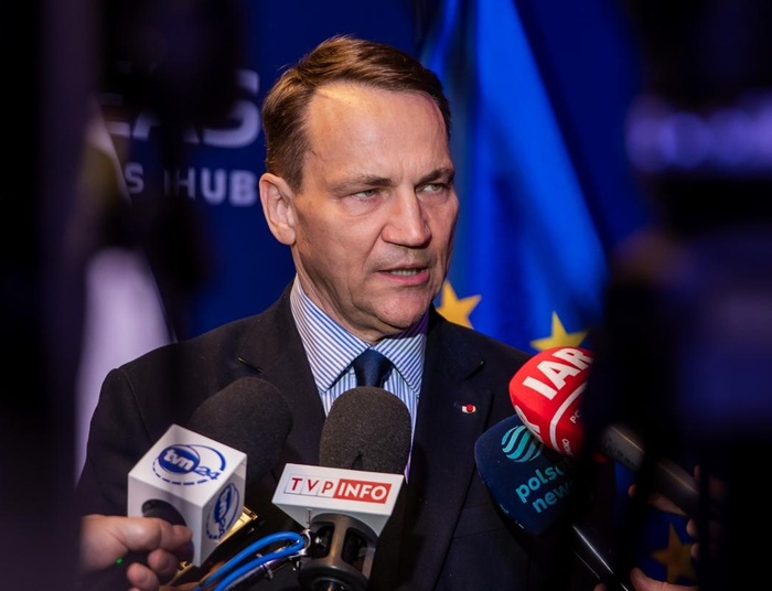 Ponad 50 ambasadorów RP musi natychmiast wrócić do kraju. Sikorski zdecydował