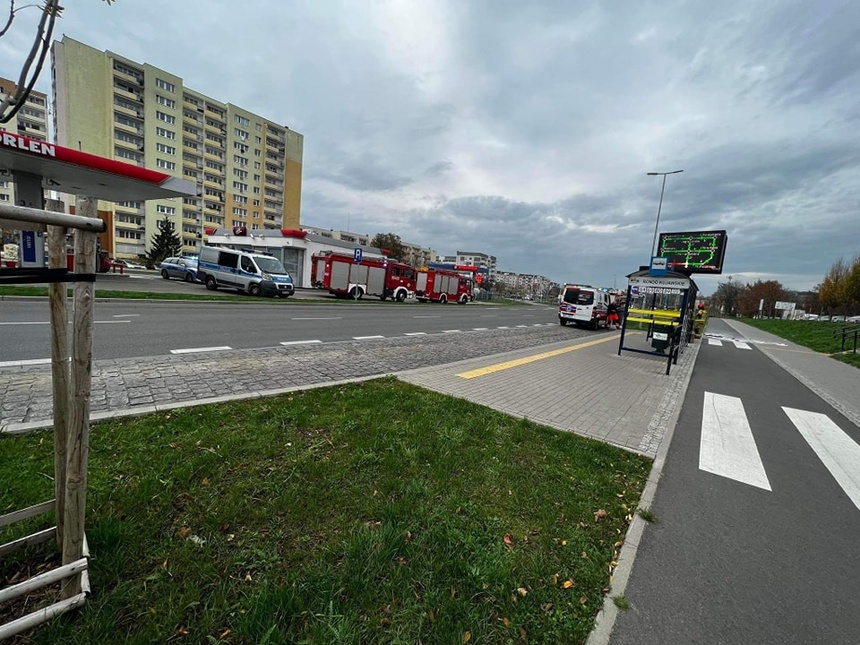 Mężczyzna podpalił się przy dystrybutorze i wbiegł do budynku stacji benzynowej. Fot. Facebook/Bydgoszcz 988