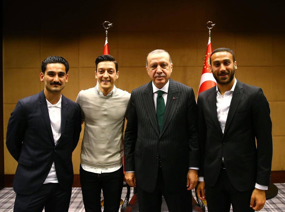 Od lewej: Ilkay Gundogan, Mesut Ozil, Recep Erdogan, Cenk Tosun. Fot. Twitter/@IndyFootball