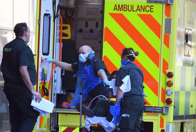 Personel ambulansu zawozi pacjenta do Royal London Hospital. Fot. PAP/EPA/NEIL HALL
