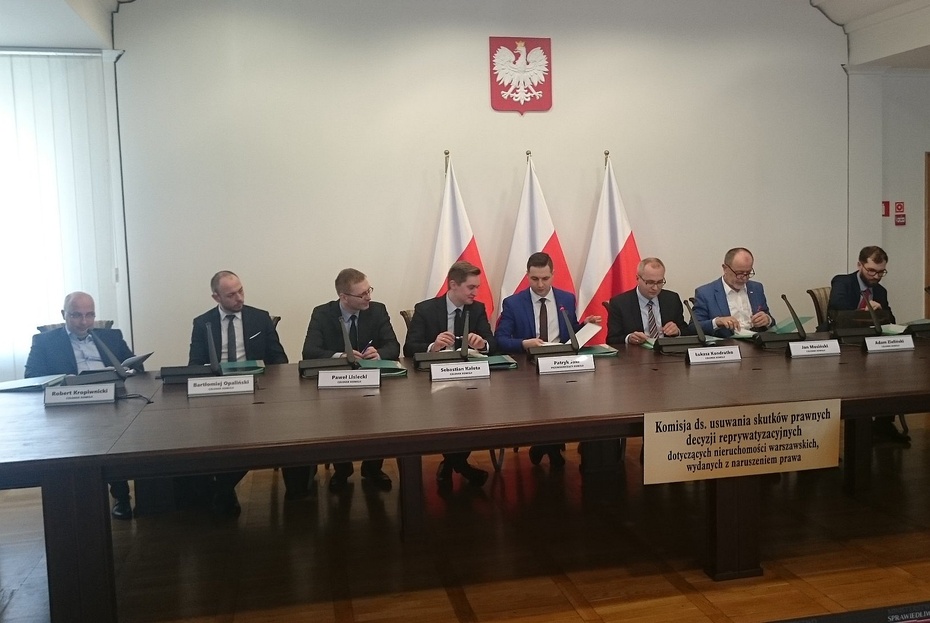 Posiedzenie komisji weryfikacyjnej ds. reprywatyzacji. Adam Zieliński pierwszy z prawej, Bartłomiej Opaliński drugi z lewej, fot. Twitter