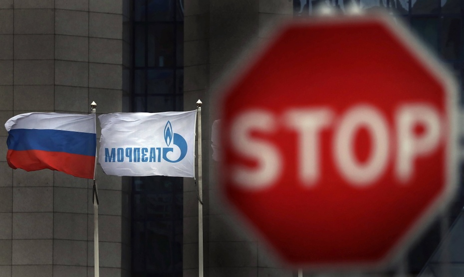 Flagi przed siedzibą główną Gazpromu w Moskwie. Fot. PAP