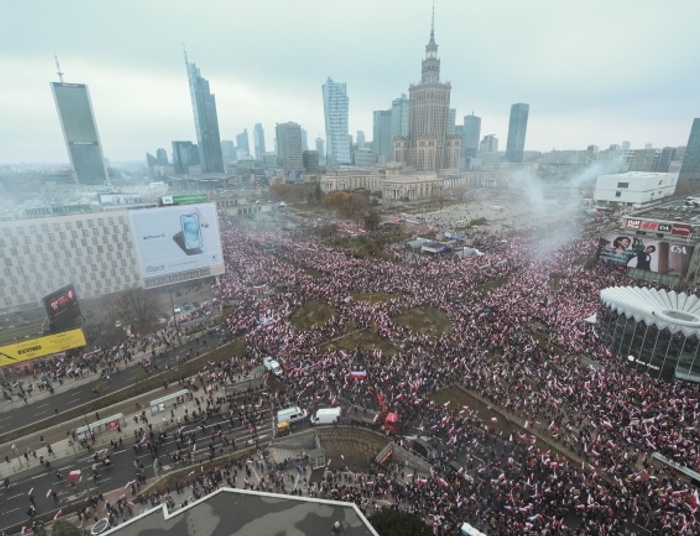 Aktywiści próbowali zablokować Marsz Niepodległości w Warszawie. Wyniosła ich policja