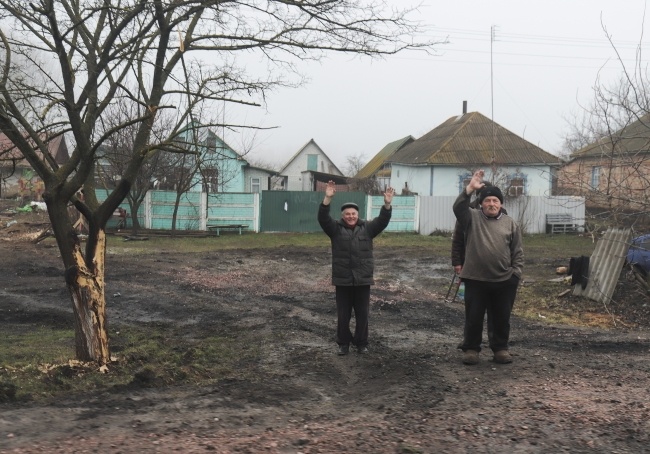 Mieszkańcy ukraińskiej wsi, zdjęcie ilustracyjne, fot. PAP/EPA/STR