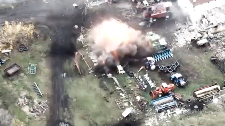 Ukraińcy zniszczyli rosyjską ciężarówkę ukrytą wśród sprzętu rolniczego. (fot. Twitter)