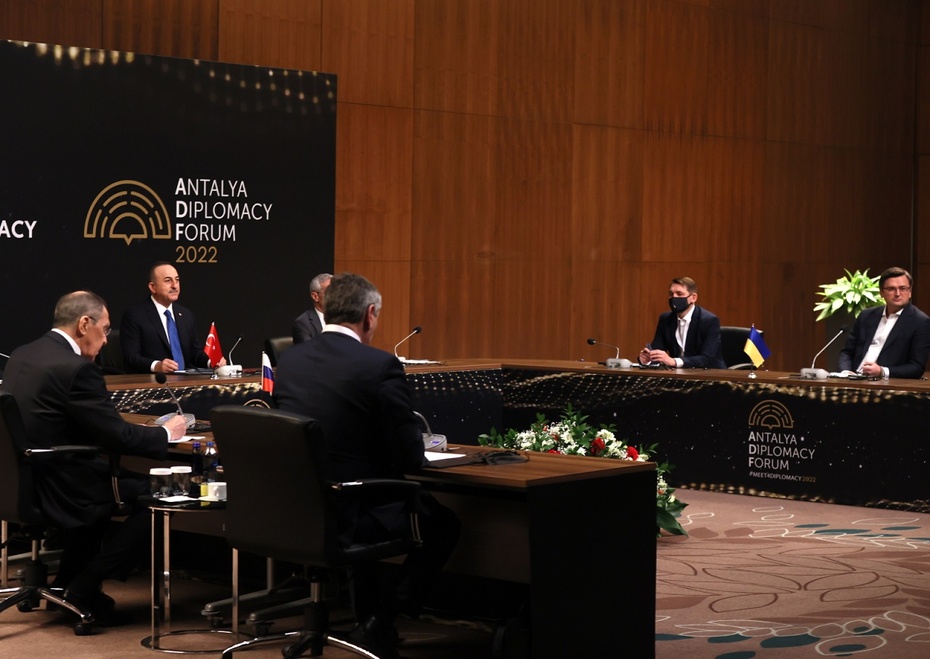 Rozmowy trójstronne w tureckiej Antalyi z udziałem szefów MSZ Ukrainy, Rosji i Turcji. Fot. PAP/EPA/CEM OZDEL / Turkish Foreign Affairs Ministry HANDOUT