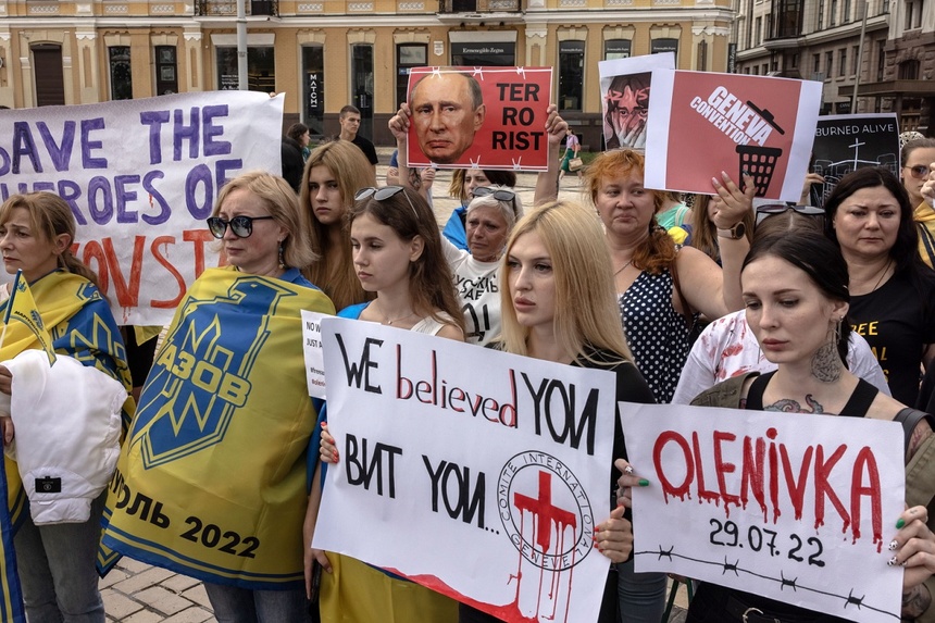 Ukraińcy protestują przeciw rosyjskiemu agresorowi. Fot. PAP/EPA/ROMAN PILIPEY