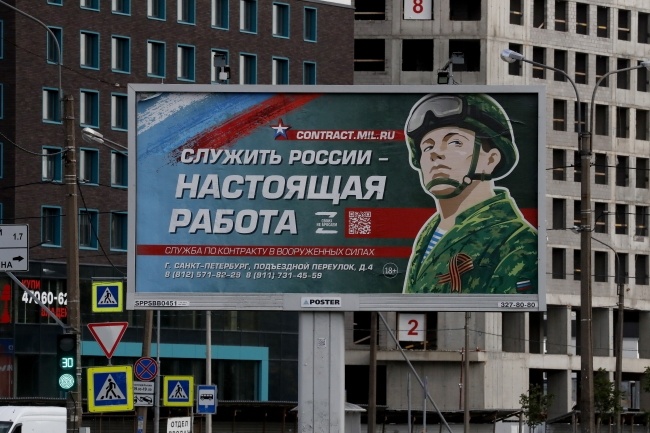 Billboard zachęcający do wstąpienia do rosyjskiej armii, fot. PAP/EPA/ANATOLY MALTSEV