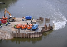 Zbiornik gromadzący ścieki w pobliżu budowy mostu pontonowego przez Wisłę. Fot. PAP/Marcin Obara
