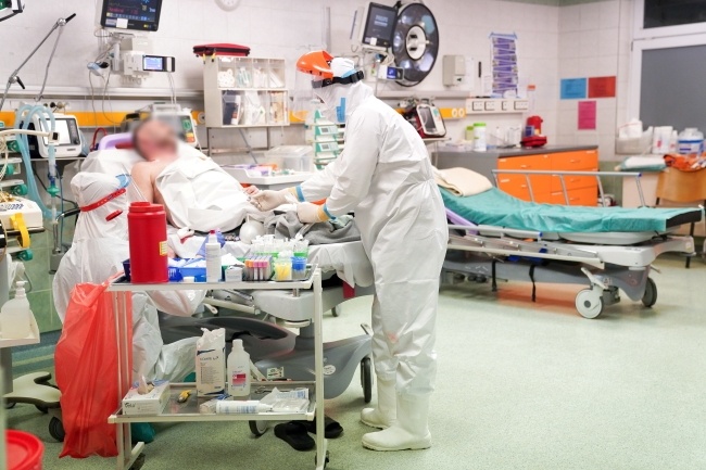 Personel medyczny w szpitalnym oddziale ratunkowym dla pacjentów z koronawirusem w jednoimiennym szpitalu zakaźnym CSK MSWiA w Warszawie. Fot. PAP/Leszek Szymański