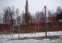 Park linowy przy korcie tenisowym nad brzegiem jeziora Czos.