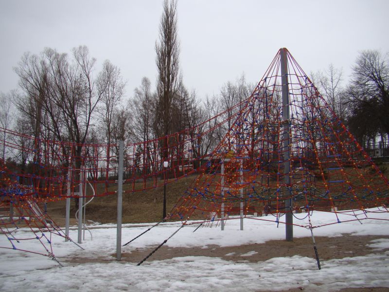 Park linowy przy korcie tenisowym nad brzegiem jeziora Czos.