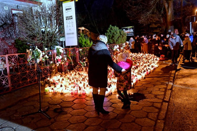 Mieszkańcy Koszalina składają kwiaty i zapalają znicze na miejscu tragedii. Fot. PAP/Marcin Bielecki
